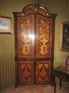 Eckvitrine mit Intarsien, zweigeteilt